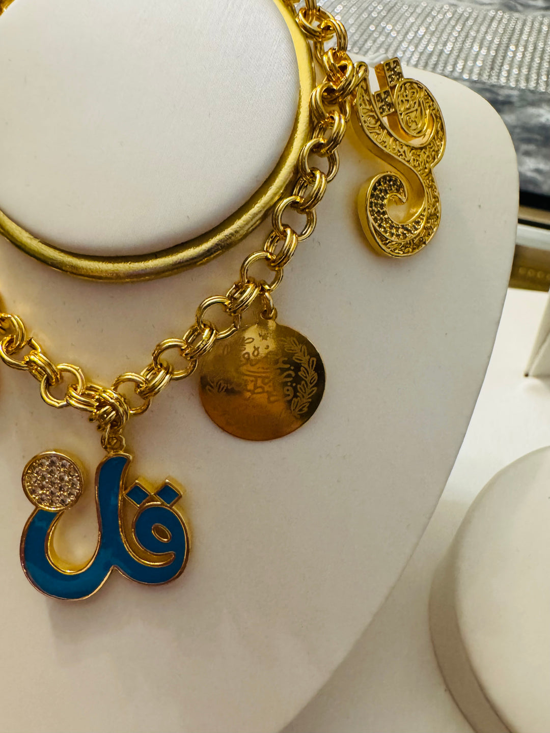 BRACELET